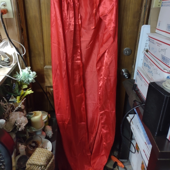 Red cape - Picture 2 of 4